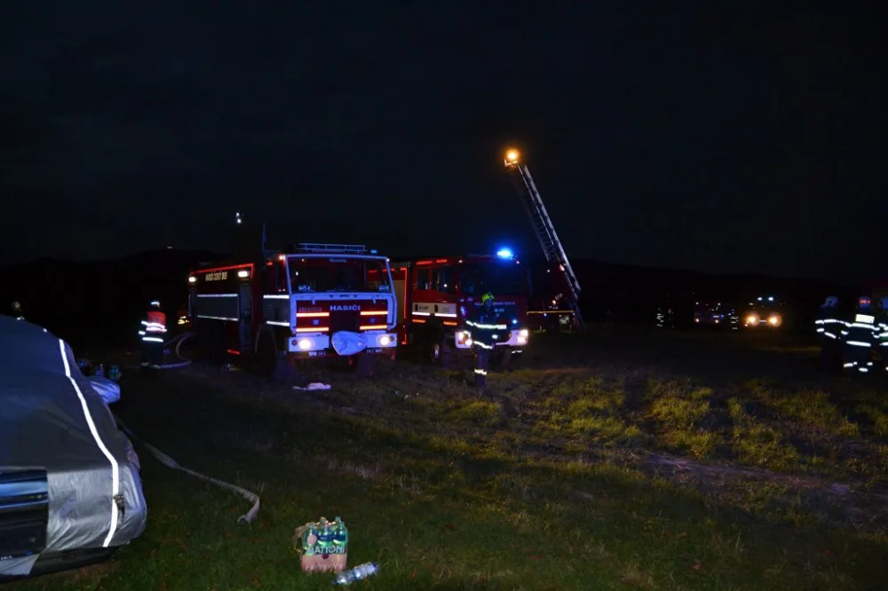Čtrnáct jednotek hasičů bojovalo s požárem za Ještědem. Foto: HZSLK