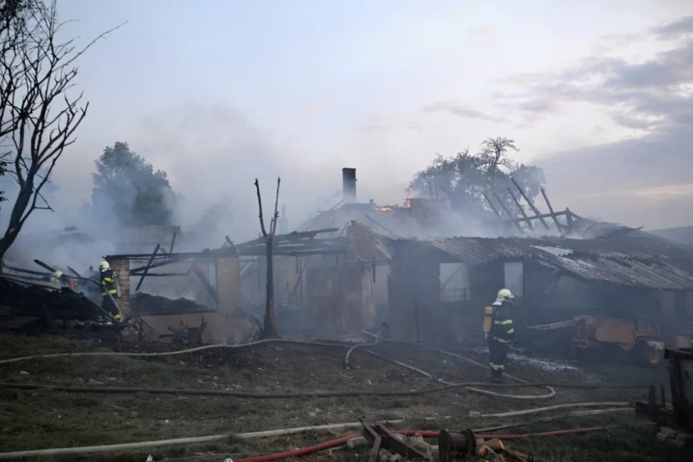 Čtrnáct jednotek hasičů bojovalo s požárem za Ještědem. Foto: HZSLK