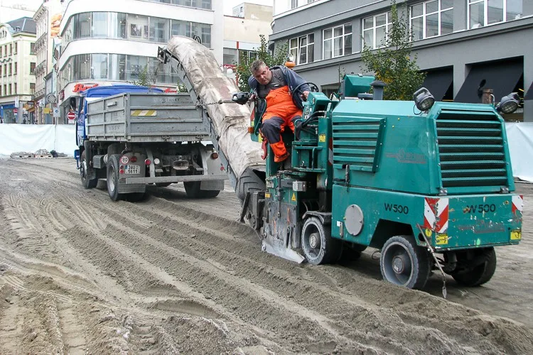 Na Soukenném náměstí se začalo s výměnou "plovoucí" dlažby. Foto: MML