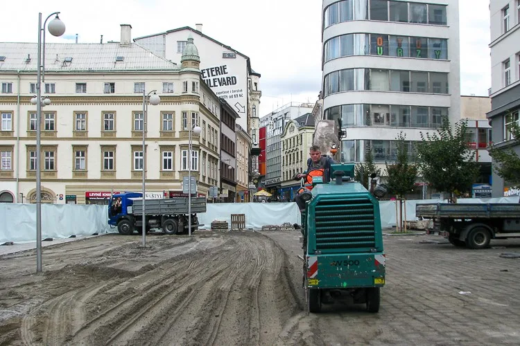 Na Soukenném náměstí se začalo s výměnou "plovoucí" dlažby. Foto: MML