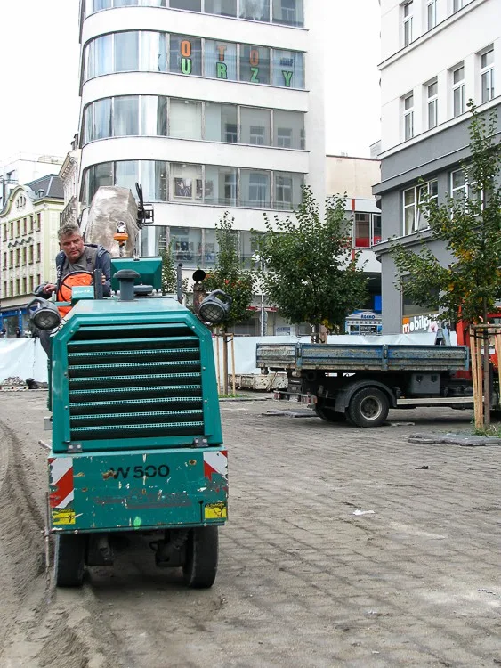 Na Soukenném náměstí se začalo s výměnou "plovoucí" dlažby. Foto: MML