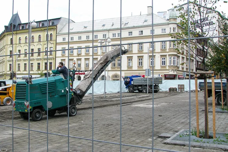 Na Soukenném náměstí se začalo s výměnou "plovoucí" dlažby. Foto: MML