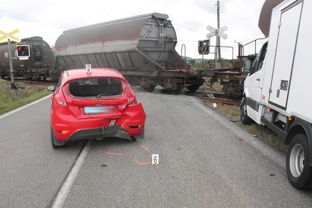 Nepozorný cizinec se postaral o rozruch na železničním přejezdu. Foto: Policie ČR