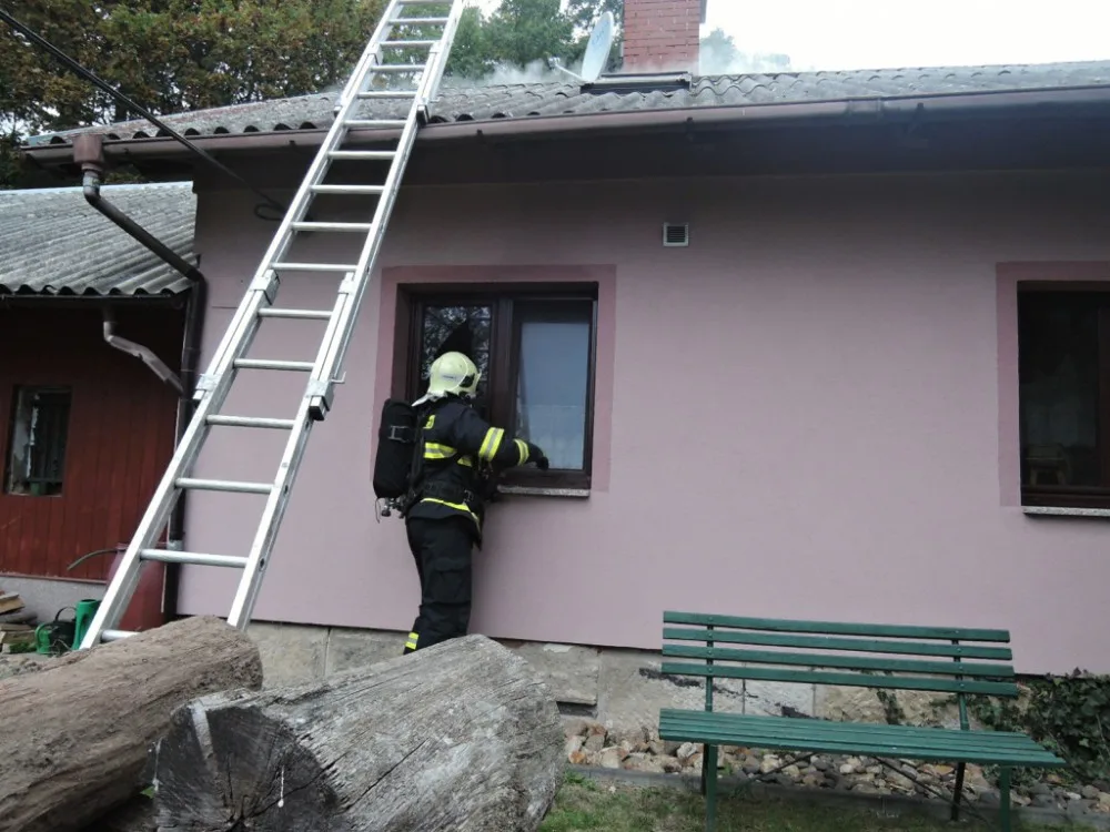 Trám v komíně o víkendu zapálil dům v Minkovicích. Foto: HZSLK