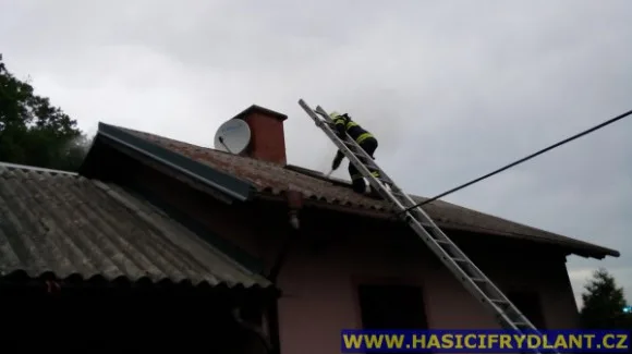 Trám v komíně o víkendu zapálil dům v Minkovicích. Foto: Hasiči Frýdlant