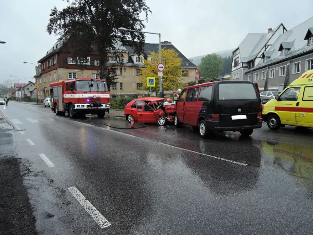Vážná nehoda na silnici I/14 si vyžádala život seniorky. Foto: HZSLK