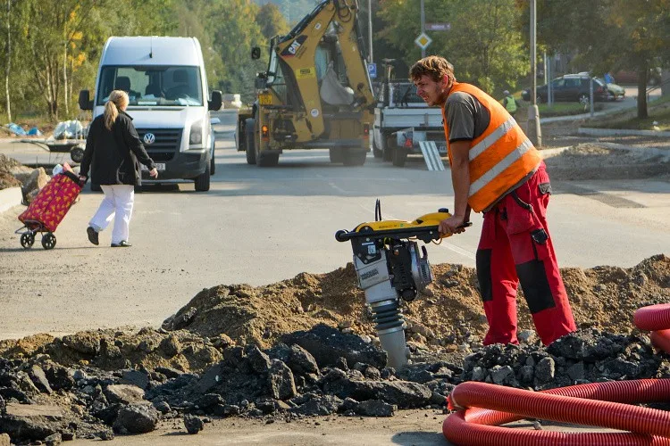 Stavba kruhového objezdu v Rochlici je v plném proudu. Foto: Jan Král
