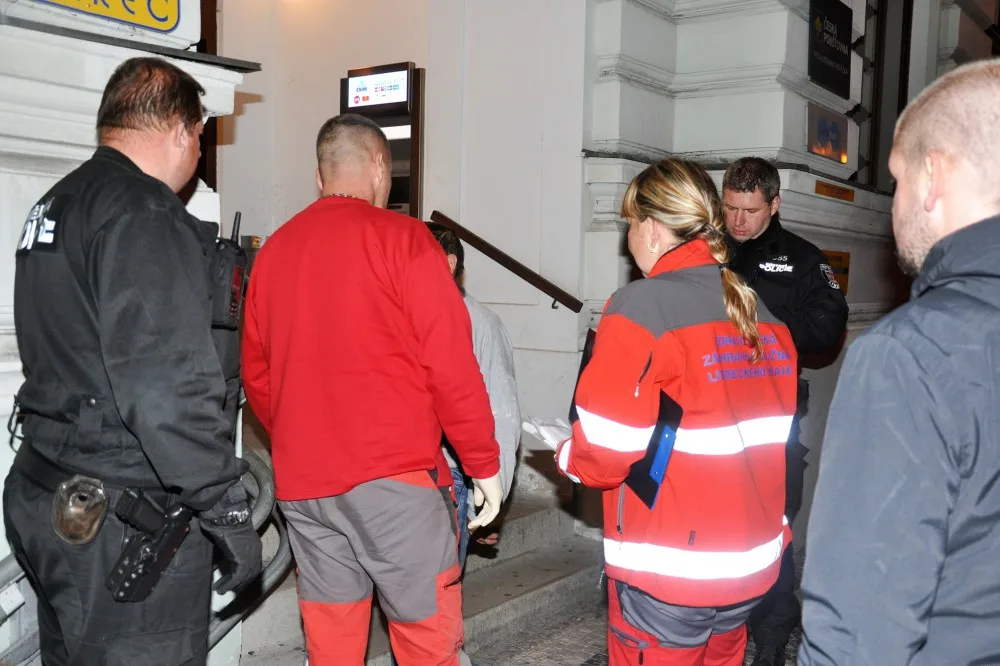 Zraněný muž bez domova skončil během večera v rukou zdravotníků hned dvakrát