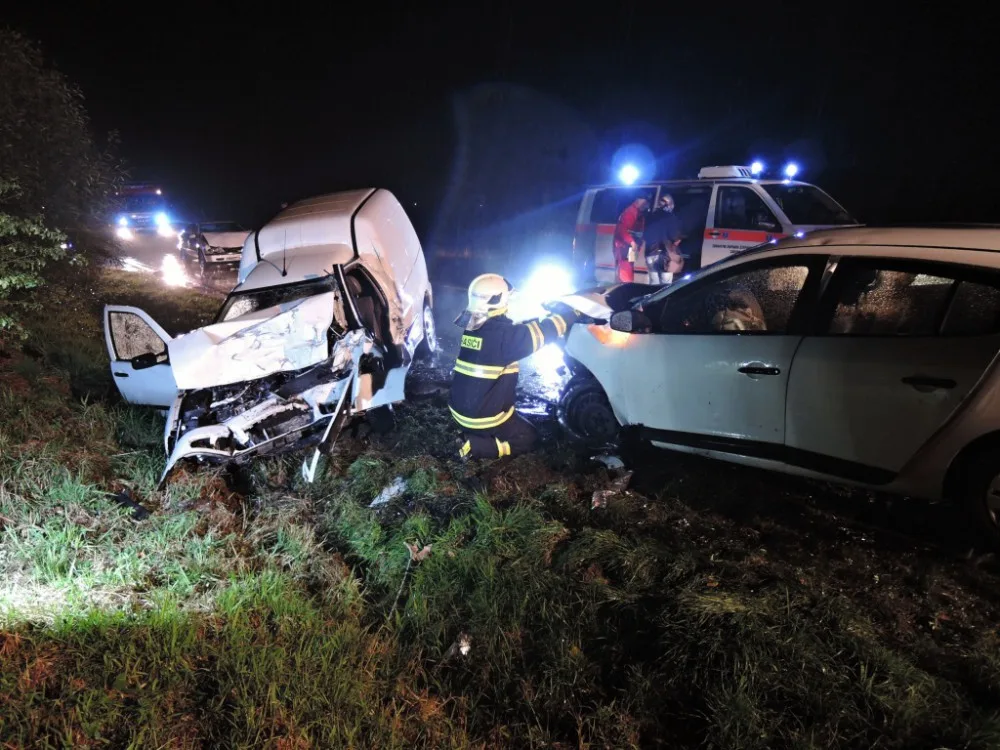 U Dolní Libchavy se střetlo několik aut, jeden člověk nepřežil. Foto: HZSLK