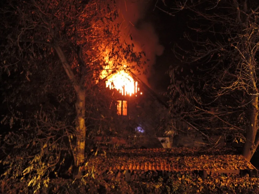 V Nedamově hořel dům, pět lidí uteklo před plameny. Foto: HZSLK