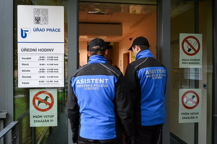 Strážníkům od září pomáhají asistenti z řad nezaměstnaných. Foto: Jan Vrabec
