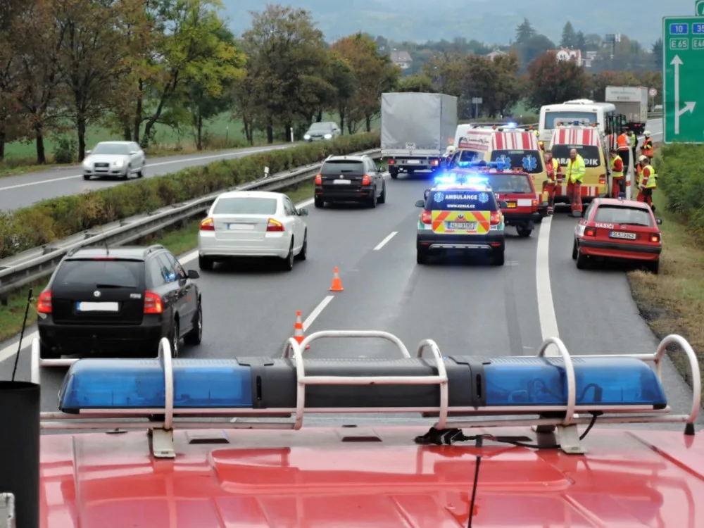 Silnice blokovaly desítky nehod, bouralo se v celém kraji. Foto: HZSLK