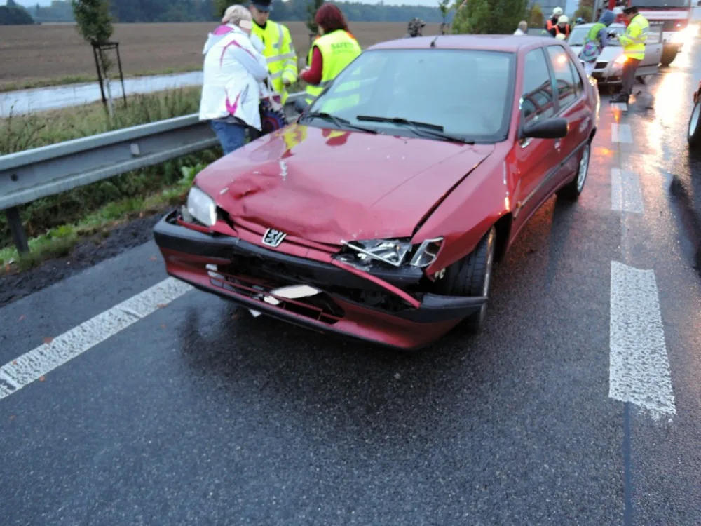 Silnice blokovaly desítky nehod, bouralo se v celém kraji. Foto: HZSLK