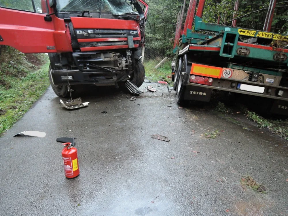 Silnice blokovaly desítky nehod, bouralo se v celém kraji. Foto: HZSLK