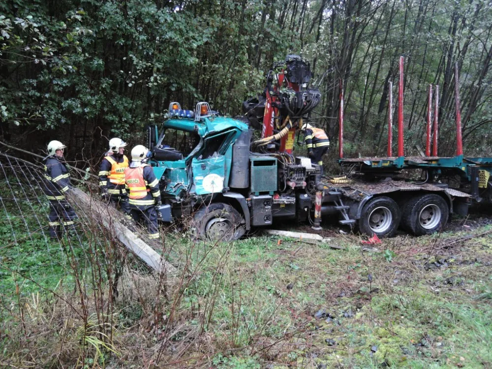 Silnice blokovaly desítky nehod, bouralo se v celém kraji. Foto: HZSLK