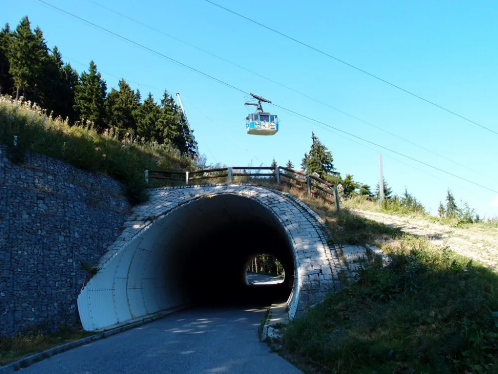 Tunel pod sjezdovkou.