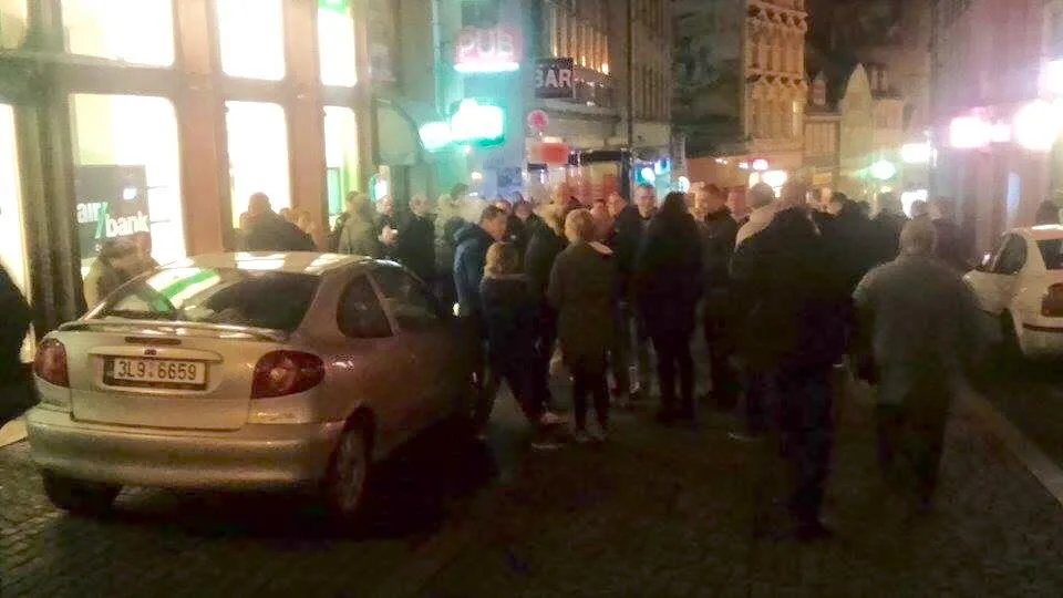 Holandští fanoušci večer v centru města
