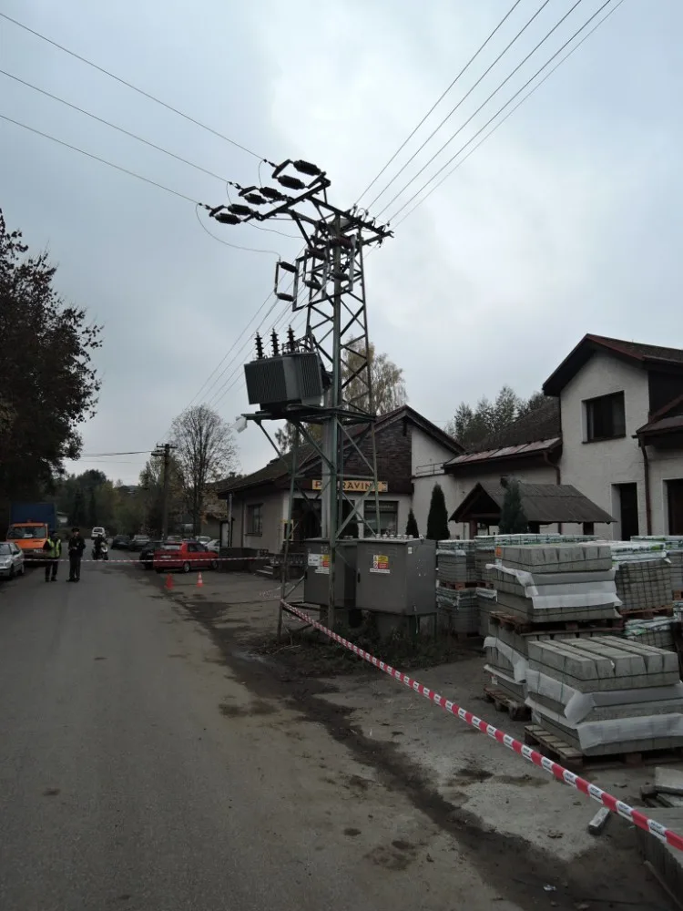Na Turnovsku hrozil pád trafostanice na silnici