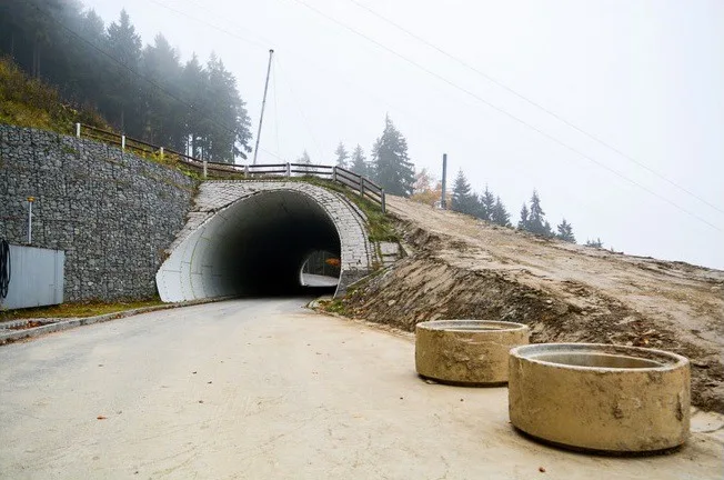 Tunel pod sjezdovkou na Ještědu je opraven. Dělníci odtěžili 990 kubíků zeminy
