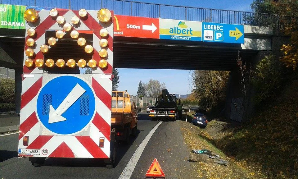 Řidič Thalie havaroval v neděli dopoledne na rychlostce. Přerazil značku a skončil v příkopu