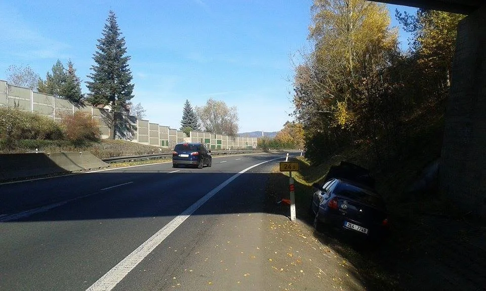Řidič Thalie havaroval v neděli dopoledne na rychlostce. Přerazil značku a skončil v příkopu