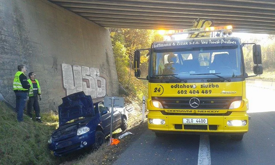 Řidič Thalie havaroval v neděli dopoledne na rychlostce. Přerazil značku a skončil v příkopu