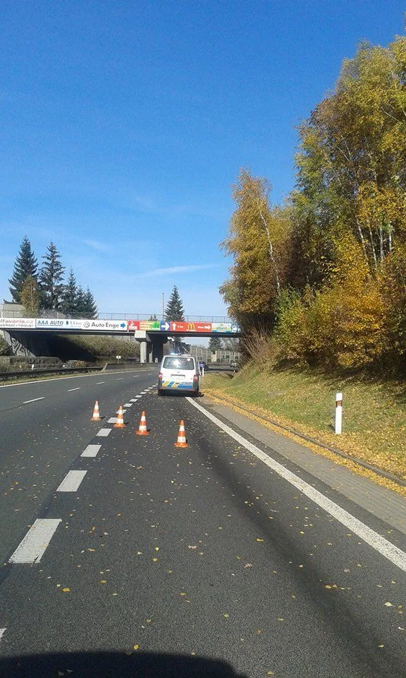 Řidič Thalie havaroval v neděli dopoledne na rychlostce. Přerazil značku a skončil v příkopu