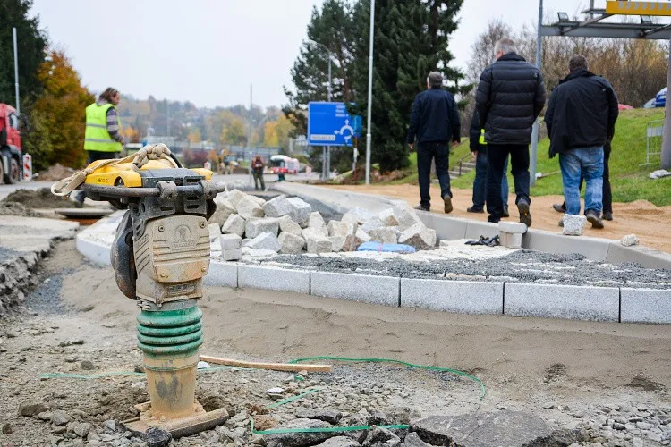 V Dobiášově ulici se začíná rýsovat nový kruhový objezd
