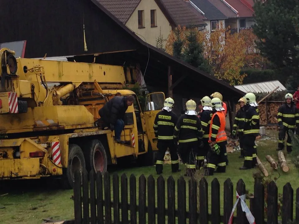 Jeřáb skončil v rodinném domě