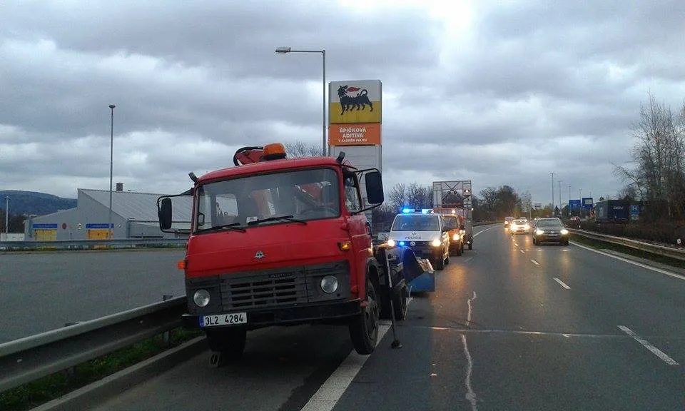 Porouchaná Avie blokovala celé úterní odpoledne silnici na Děčín
