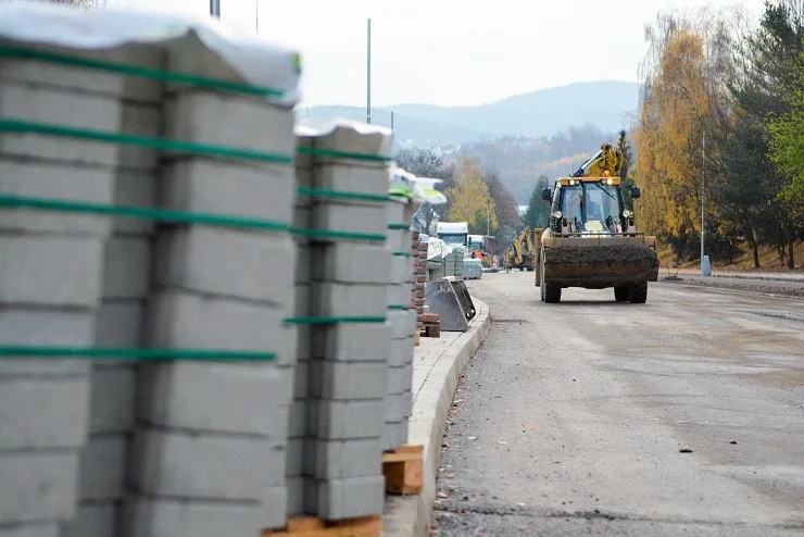 Za dva týdny se řidičům otevře nový kruhový objezd v Rochlici