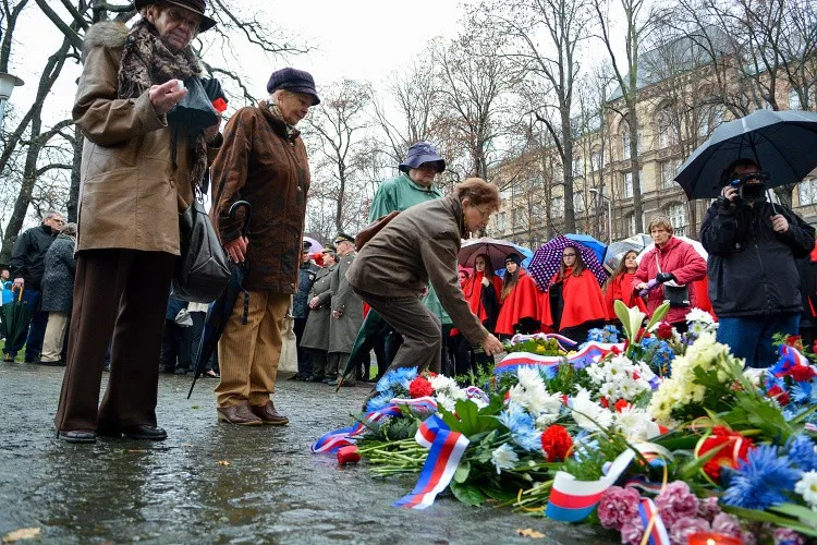 Na vzpomínkovém shromáždění v Liberci se sešly stovky lidí