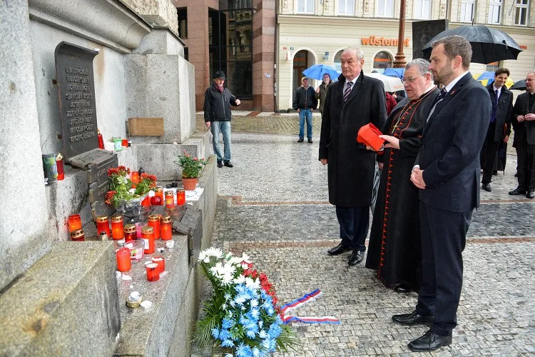 Na vzpomínkovém shromáždění v Liberci se sešly stovky lidí