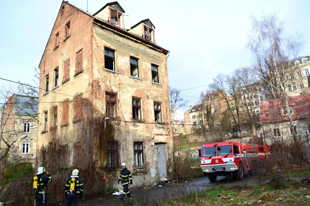 Starou zástavbu, která má ustoupit novému bytovému domu, ještě nedávno obývali bezdomovci.