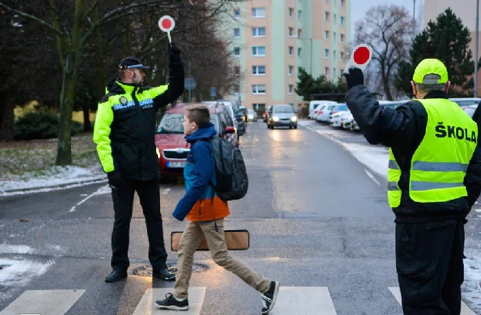 Senioři dohlížejí v Liberci na bezpečné přecházení rušných silnic na sedmi místech u základních škol.