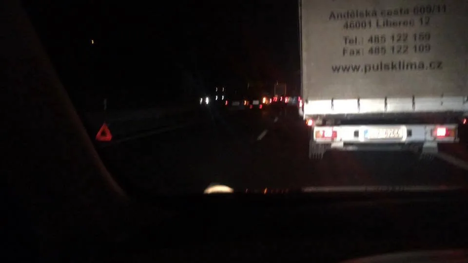 Na průtahu Libercem dnes bouralo několik aut. Poslední nehoda blokovala směr na Chrastavu v šest večer