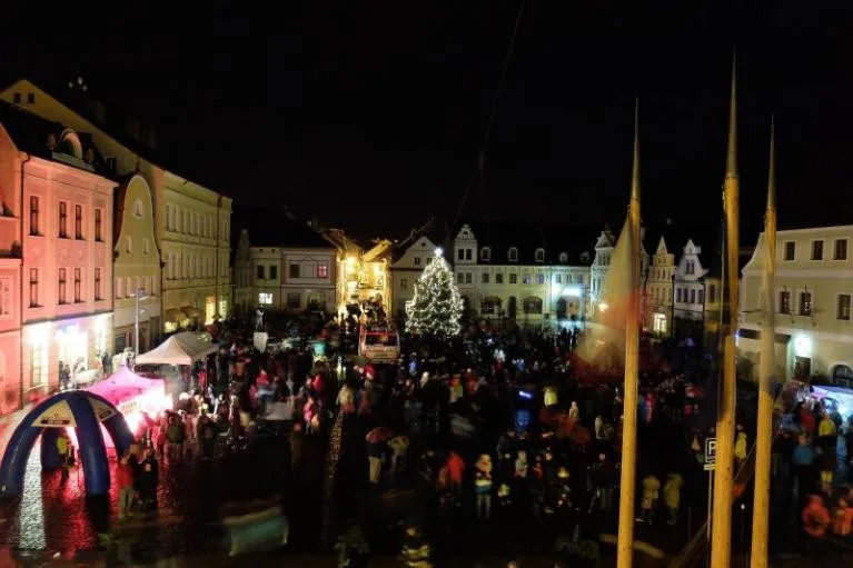 Vánoční strom svítí od neděle také na frýdlantském náměstí