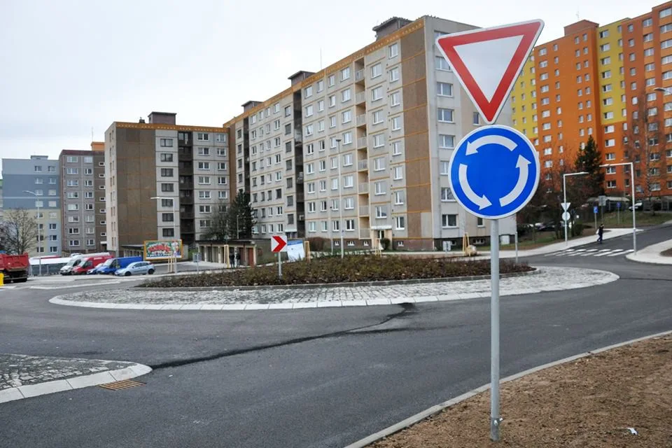 V Rochlici se v pondělí otevřel nový kruhový objezd
