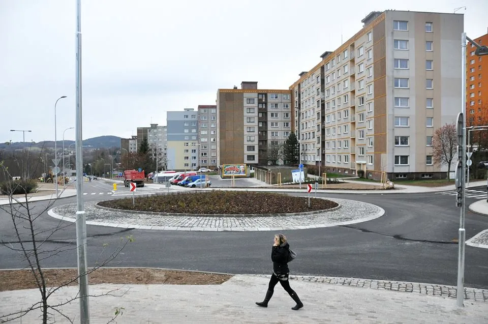 V Rochlici se v pondělí otevřel nový kruhový objezd