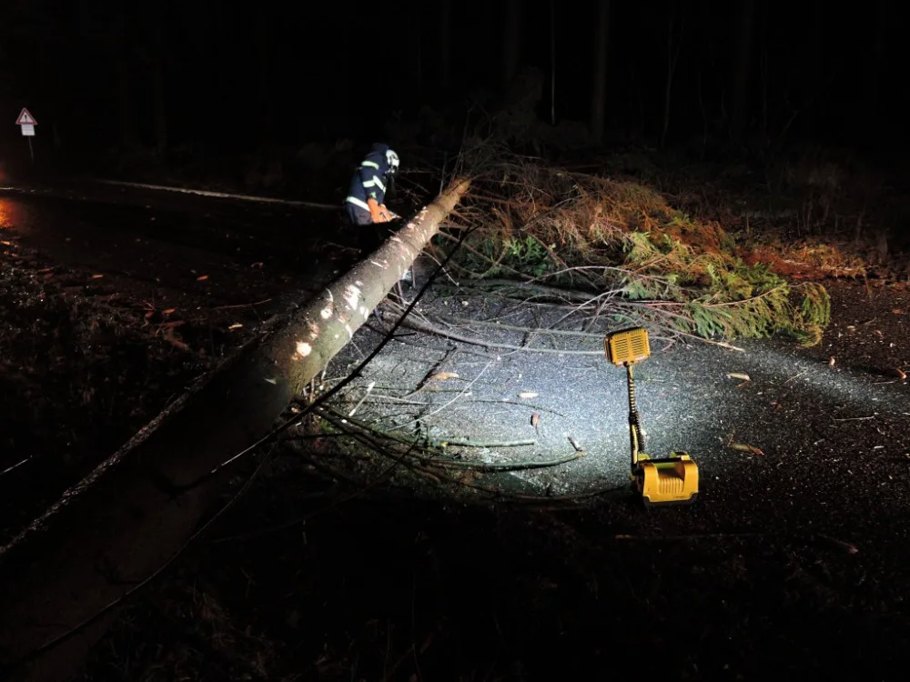 Hasiči vytáhli opět motorové pily