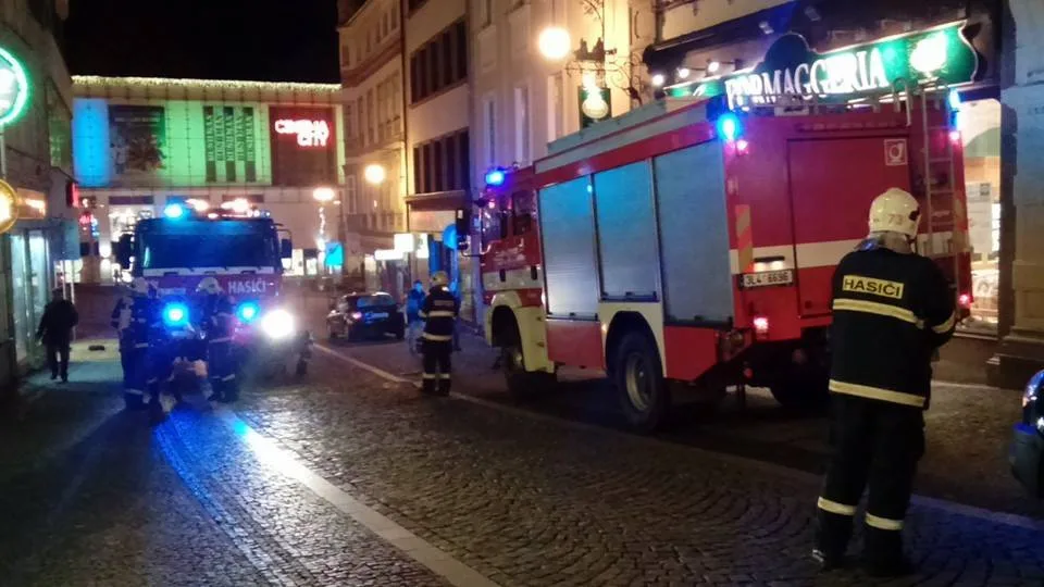 Obyvatele domu v Pražské ulici vyděsil v úterý večer zápach unikajícího plynu
