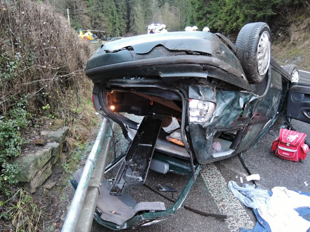 Řidička otočila své auto na střechu. Do nemocnice ji musel transportovat vrtulník