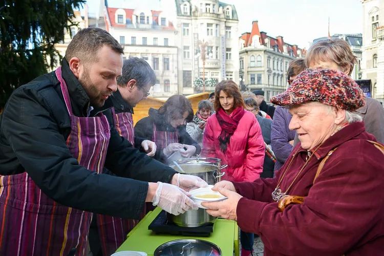 Primátor se ve čtvrtek chopil naběračky a vyrazil před radnici rozdávat dýňovou polévku