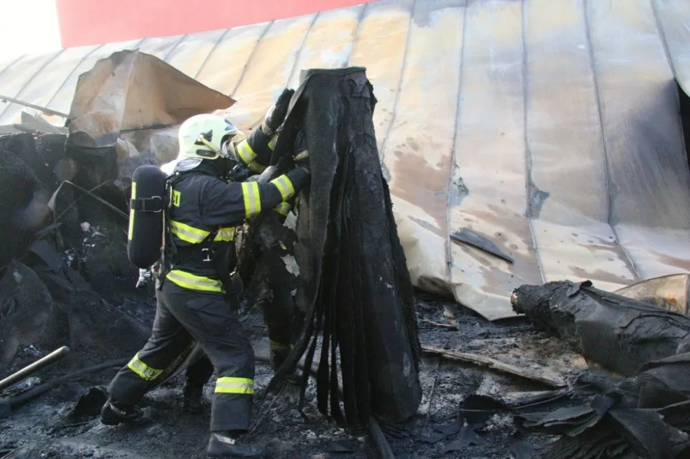 Hasiči dohašují trosky továrny Agba. Příčina výbuchu je stále nejasná