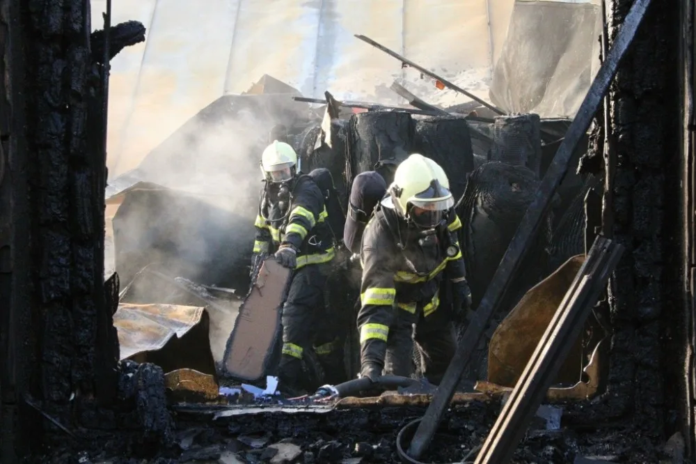 Hasiči dohašují trosky továrny Agba. Příčina výbuchu je stále nejasná