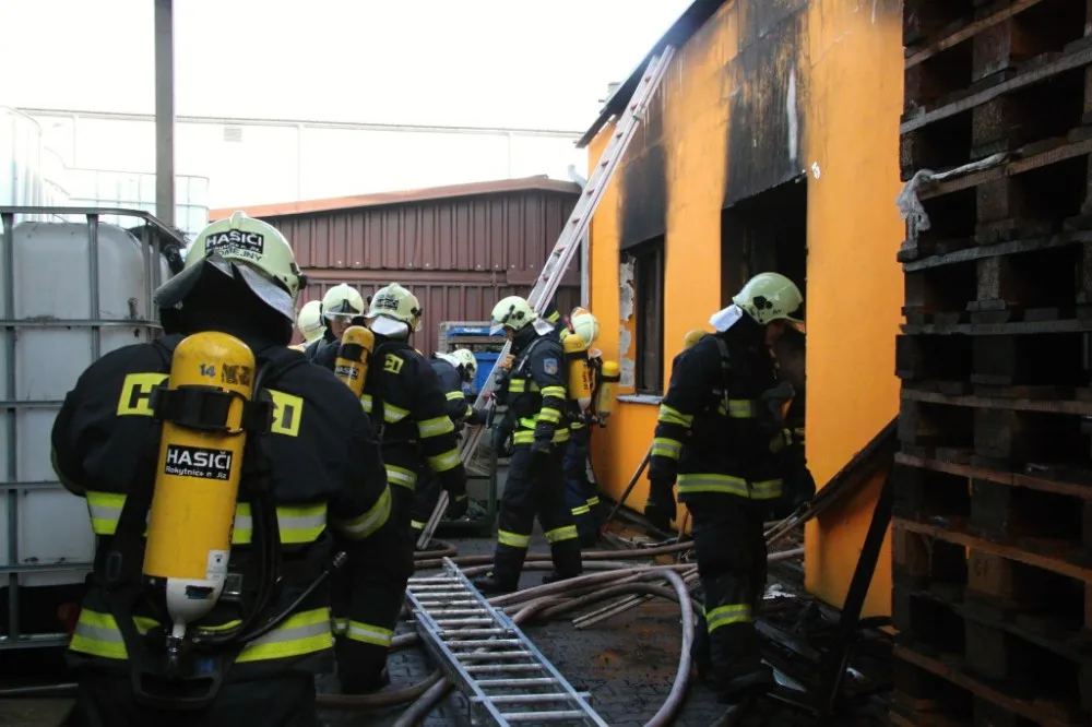 Hasiči dohašují trosky továrny Agba. Příčina výbuchu je stále nejasná