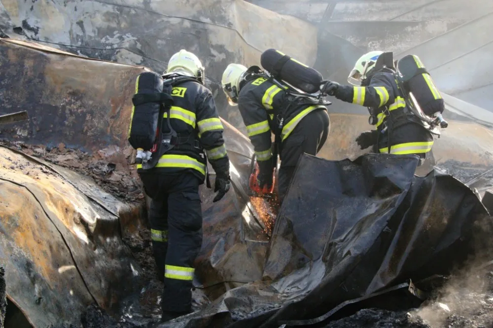 Hasiči dohašují trosky továrny Agba. Příčina výbuchu je stále nejasná
