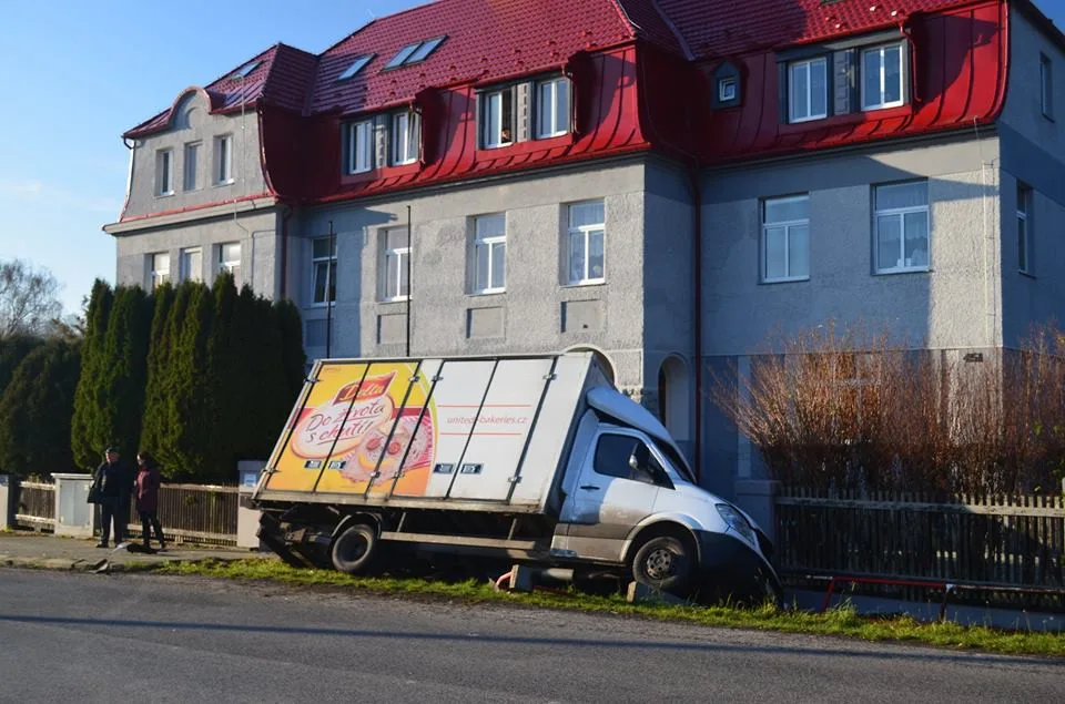 V Hodkovicích ráno havarovala pekařská dodávka