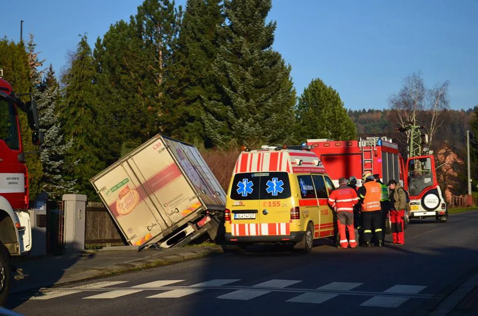 V Hodkovicích ráno havarovala pekařská dodávka
