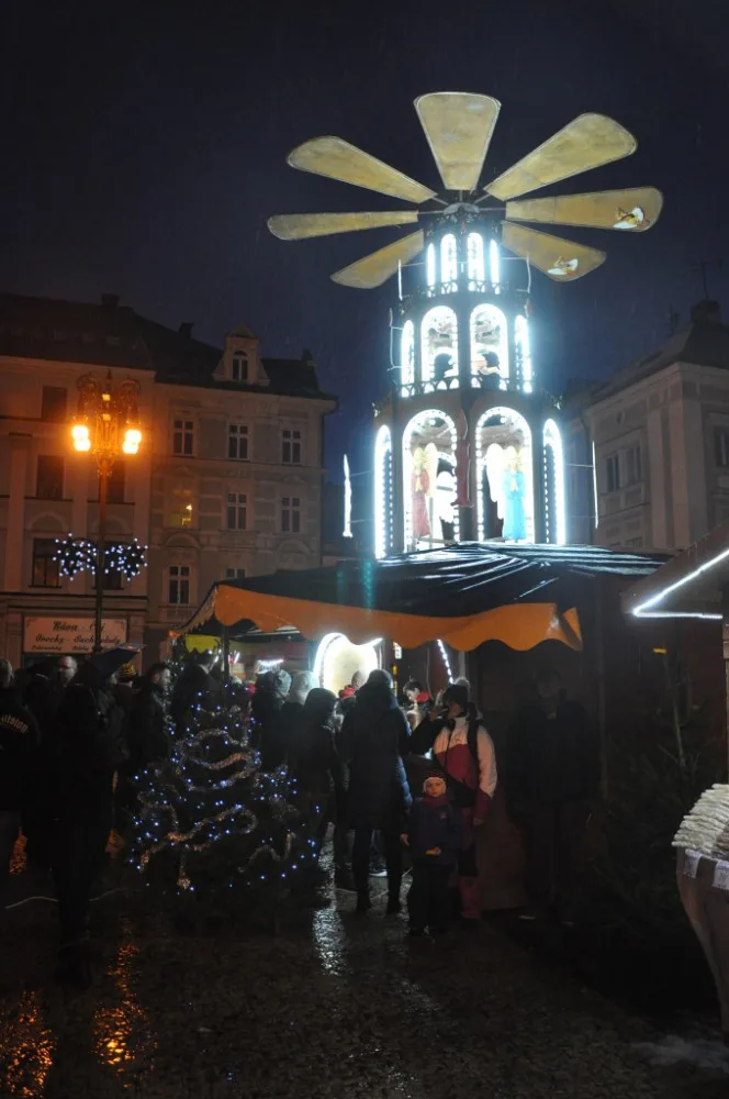 Na náměstí u radnice začaly adventní trhy